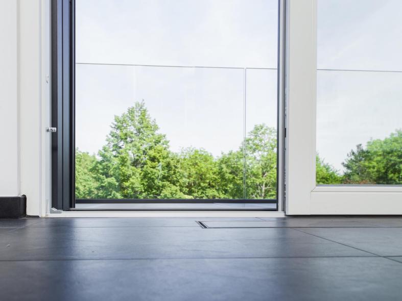 Die barrierearme Schwelle schafft einen stolperfreien Zugang ins Freie