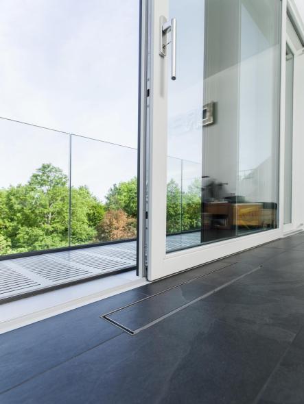 Die Hebeschiebetür aus Holz-Aluminium lässt sich ohne großen Kraftaufwand öffnen und schließen