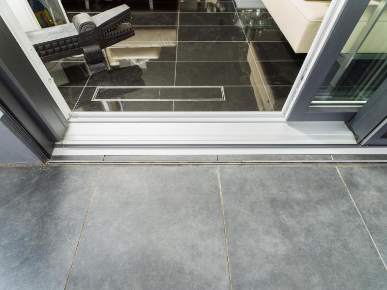 Stolperfrei von drinnen nach draußen dank barrierearmer Schwelle