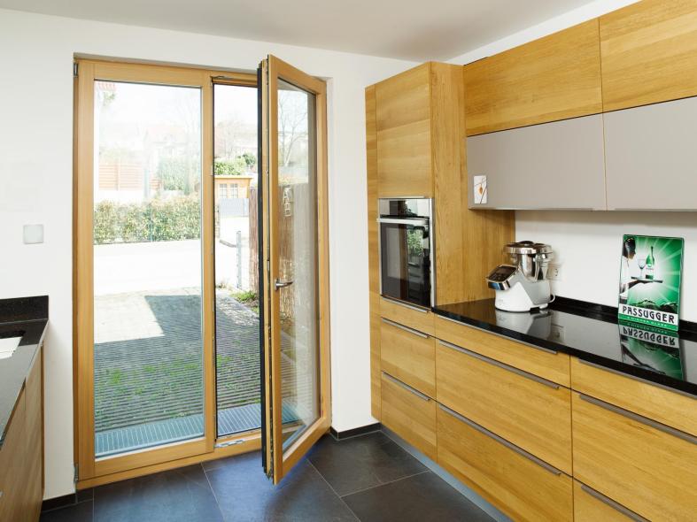 Bodentiefes zweiflügeliges Holz-Aluminium-Fenster in der Küche