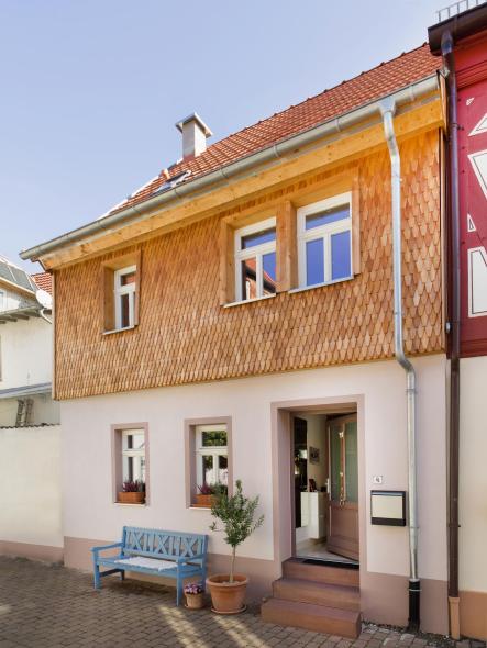 Saniertes Fachwerkgebäude in der Dieburger Altstadt mit denkmalgerechten Fenstern und Haustür von PaX