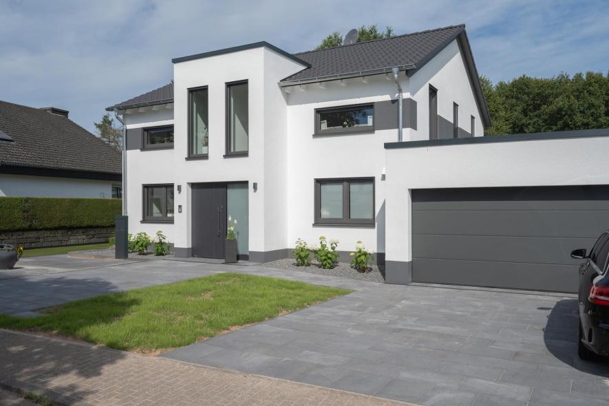 Neubau mit Garage und Kunststofffenstern in Anthrazit