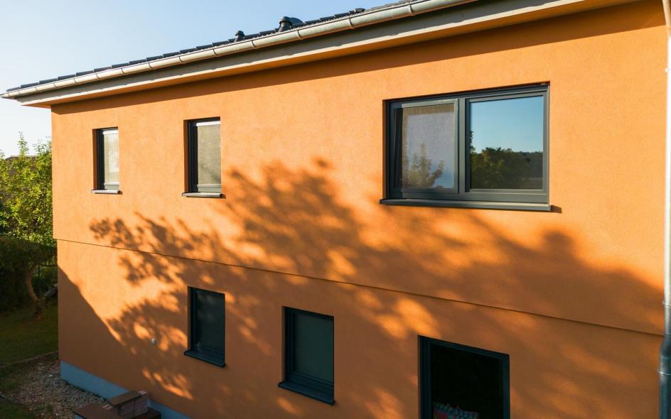 Neubau mit anthrazitgrauen Kunststoff-Aluminium-Fenstern von PaX