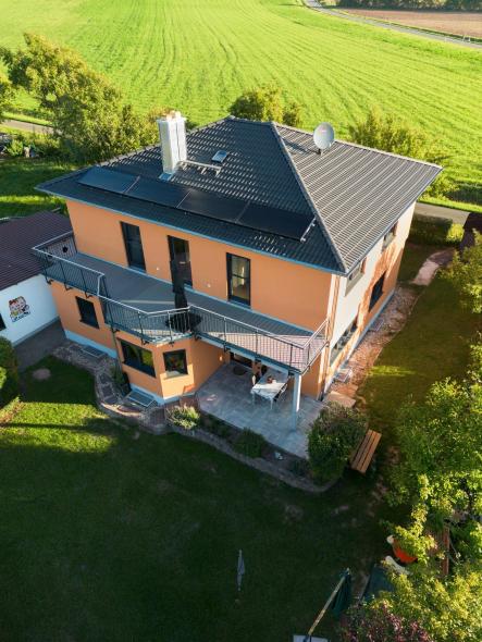 Neubau mit Walmdach und Kunststoff-Aluminium-Fenstern von PaX in Markt Taschendorf