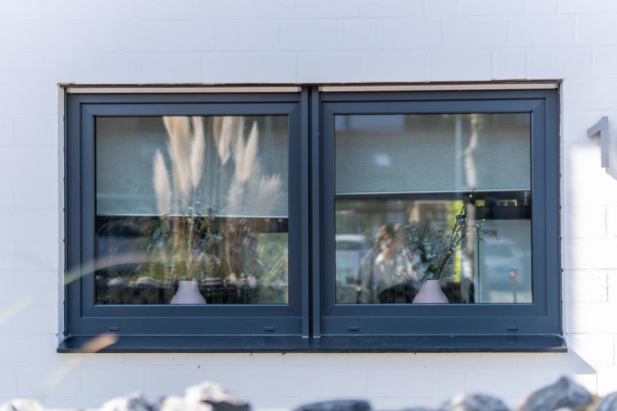 Die äußere Aluminiumschale der Fenster passt farblich perfekt zur Haustür und ist besonders wetterfest