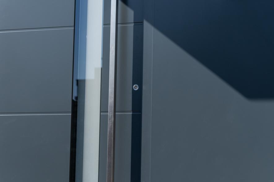 Dunkelgraue Farbgestaltung der Haustür-Oberfläche