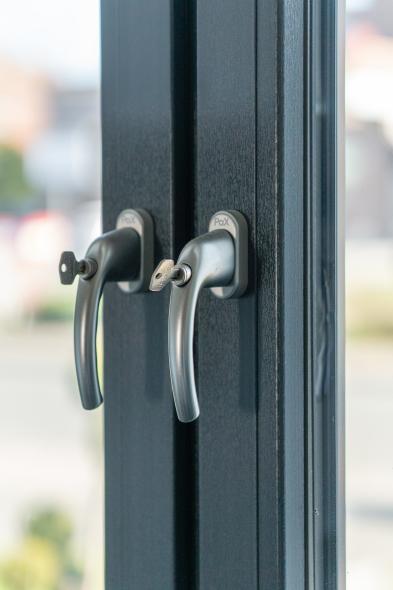 Abschließbare Fenstergriffe und die PaXsecura Ausstattung der Fenster erhöhen die Sicherheit