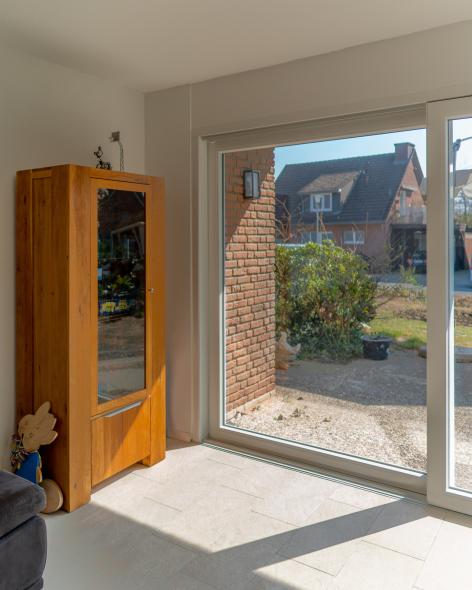 Viel natürliches Tageslicht fällt dank der Hebeschiebetür in den Wohnraum