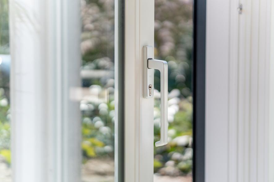 Kinderleicht lässt sich die Hebeschiebetür dank des langen Griffs bedienen