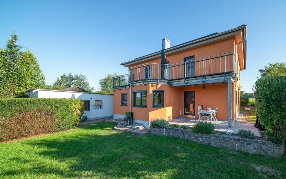 Blick auf die Rückseitige Fassade mit anthrazitgrauen Kunststoff-Aluminium-Fenstern von PaX