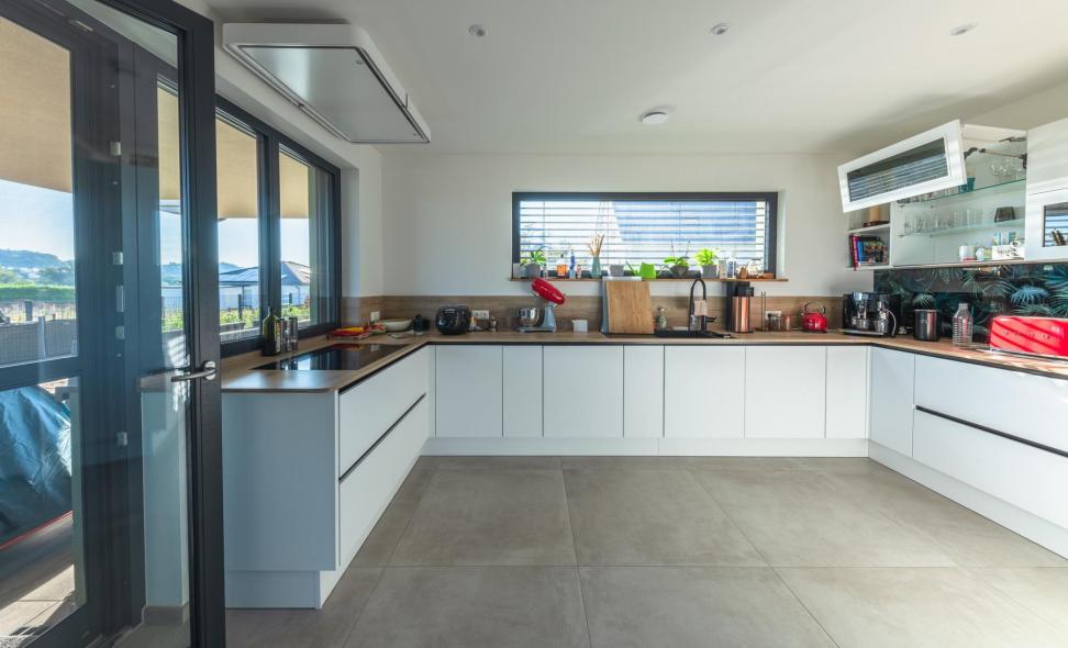 Wohnküche mit angrenzendem Zugang zum Balkon