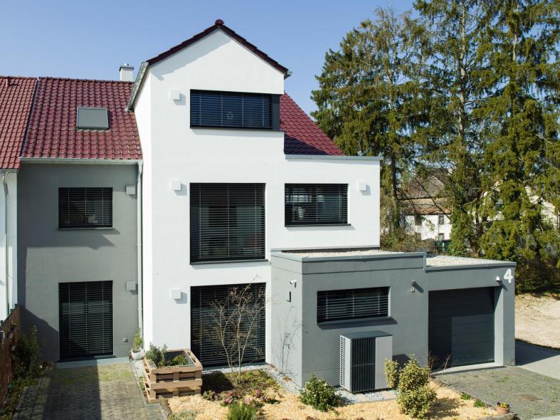 Wohnhaus mit Holz-Aluminium-Fenstern von PaX in Ingelheim