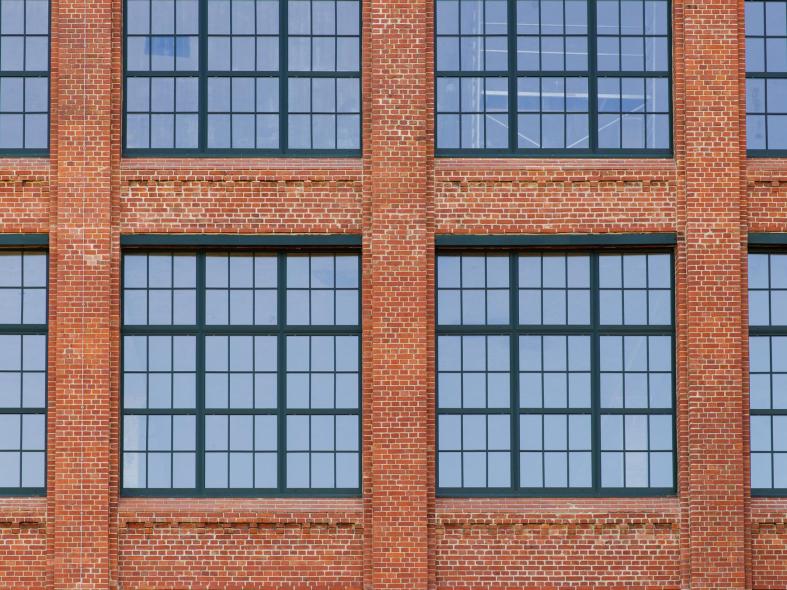 Historisch anmutende Kunststofffenster in altem Industriegebäude in Flöha