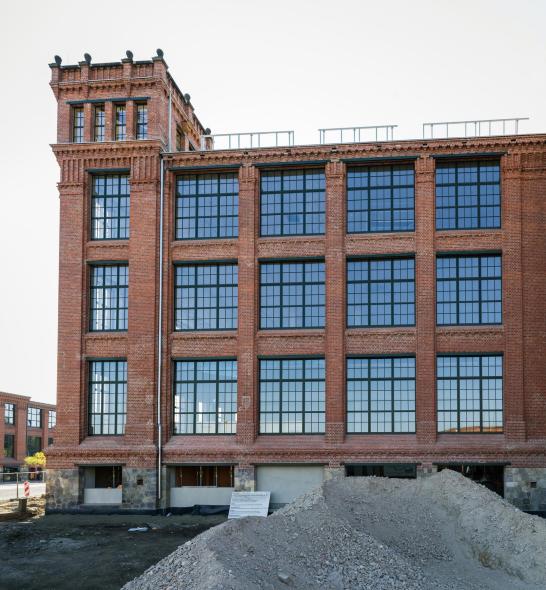 Grüne Sprossenfenster aus Kunststoff für historisches Industriegebäude in Flöha