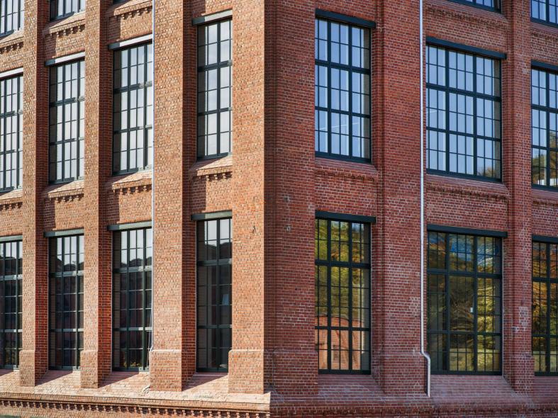 Alte Stickerei in Flöha mit historisch anmutenden Kunststofffenstern von PaX