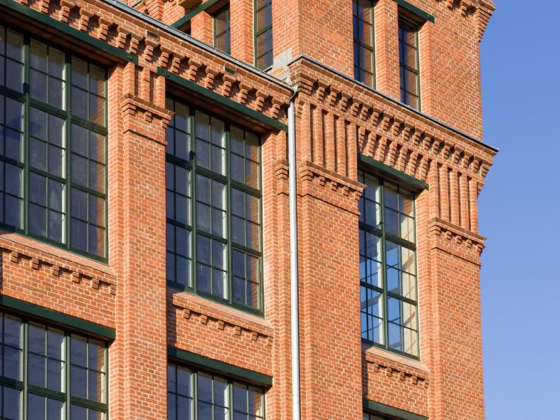 Grüne Kunststofffenster mit Sprossen in altem Industriegebäude in Flöha