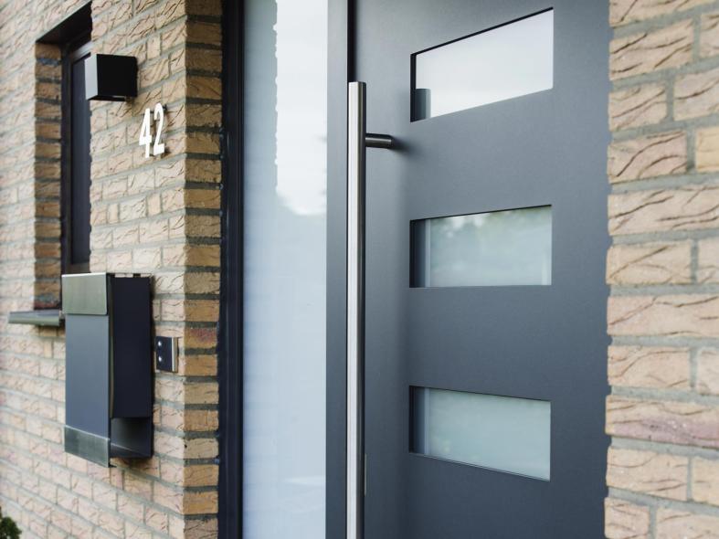 Die hochwetterfeste Feinstruktur-Oberfläche der Haustür wurde im Farbton Eisenglimmer P7 gestaltet