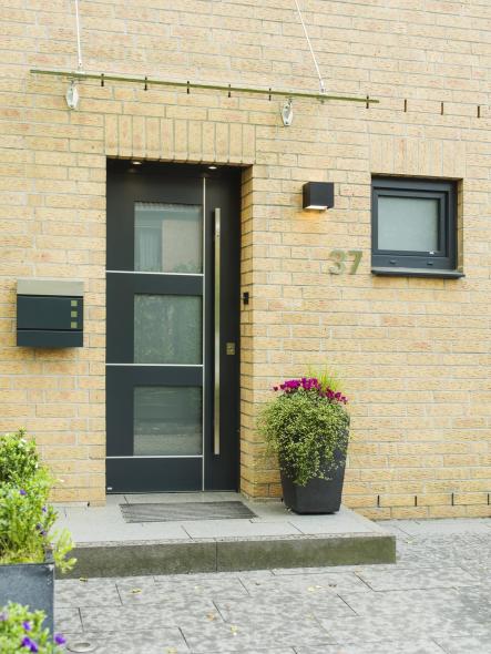 PaXentrée Aluminium Haustür mit Fingerprint Öffnung und drei großen satinierten Glasflächen