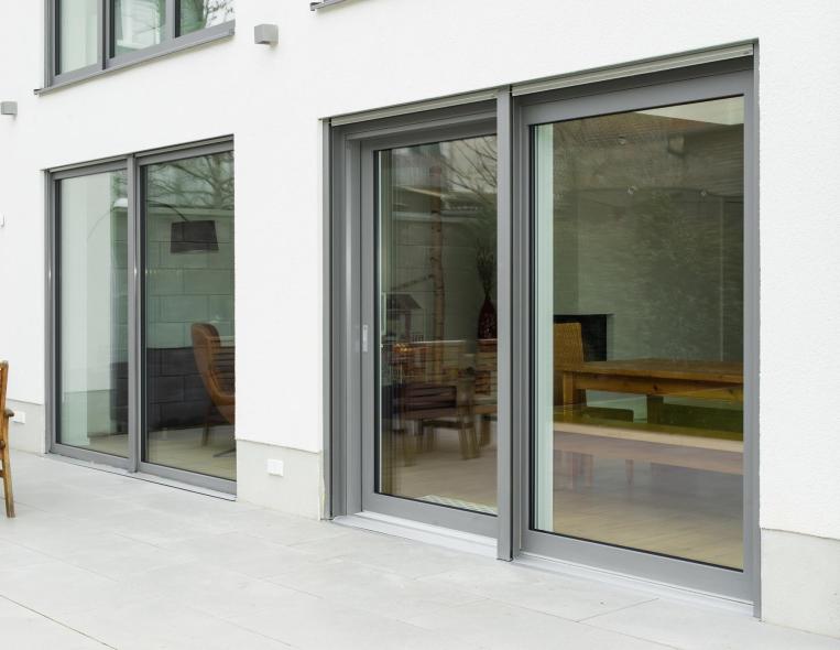 Hebeschiebetüren aus Kunststoff-Aluminium für Neubau in Hochheim