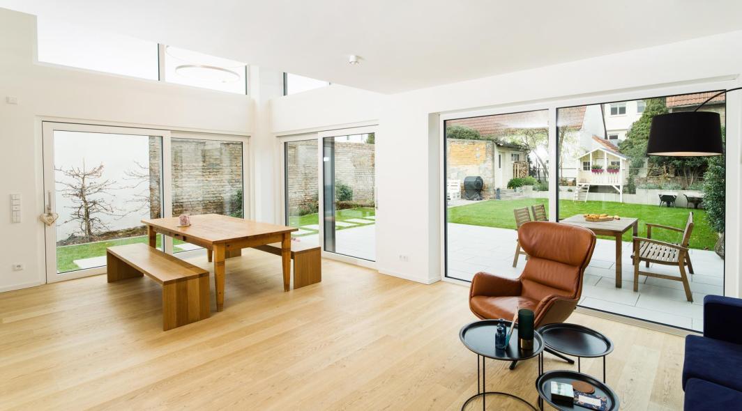 Viel Tageslicht strömt dank der großzügigen Hebeschiebetüren in den Wohnraum