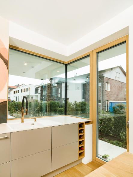 Viel Tageslicht strömt durch die Holz-Aluminium Fenster in die Küche