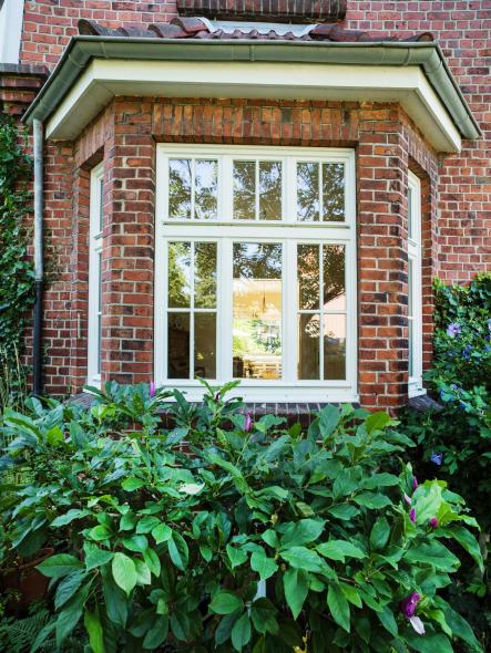 Erker mit Sprossenfenstern aus Holz von PaX Classic