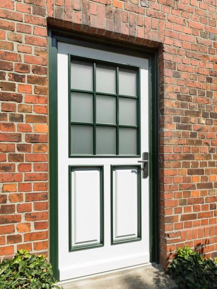 Haustür aus Holz im klassischen Design in grün und weiß mit Sprossen