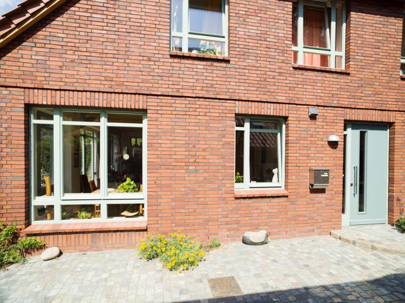 Türkisfarbene Holzfenster mit Ober- und Unterlicht