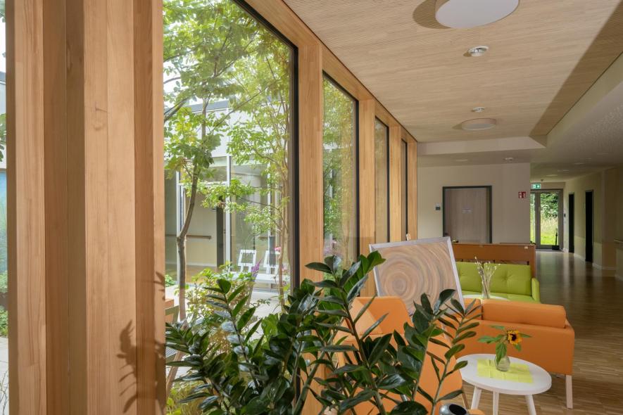 Innen strahlt das Fichtenholz der Holz-Aluminium Fenster behagliche Wärme aus