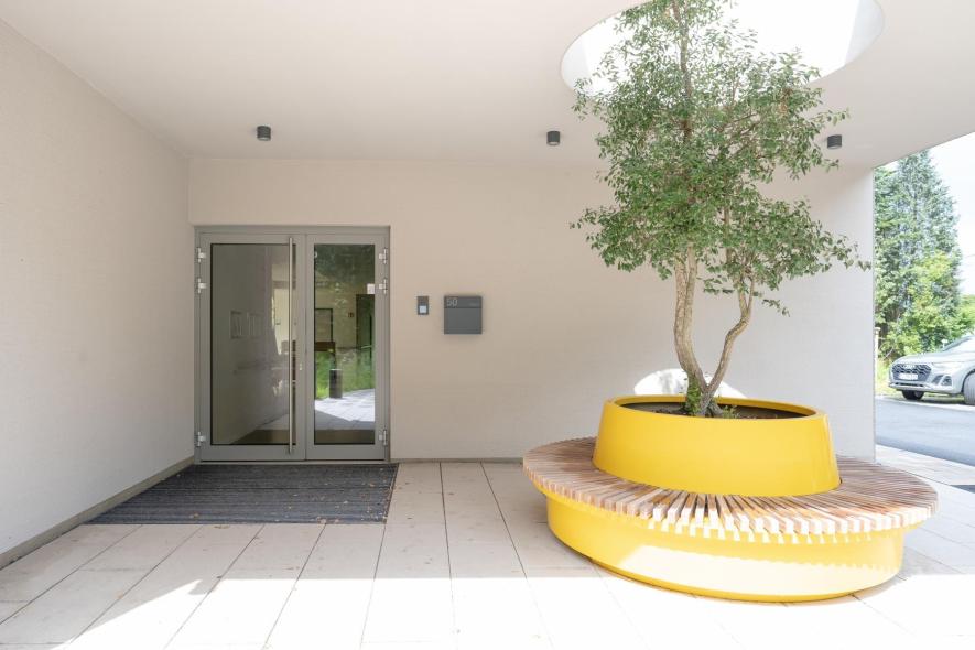 Der Eingangsbereich des Hospiz mit einer PaXplan Aluminium-Haustür