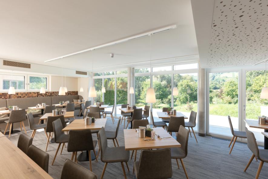 Der Restaurantbereich mit Kunststofffenster-Fassade für größtmöglichen Tageslichteinfall