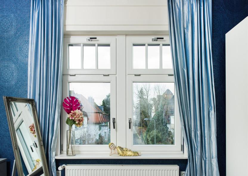 Die Holzfenster sind innen weiß und außen hellgrau