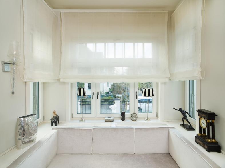 Erker mit Sitzgelegenheit und weißen Holzfenstern von PaX