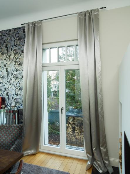 Zweiflügelige weiße Balkontür aus Holz mit Sprossen-Oberlicht