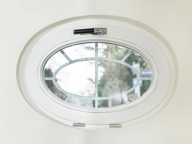 Innenansicht ovales Holzfenster mit Sprossen von PaX