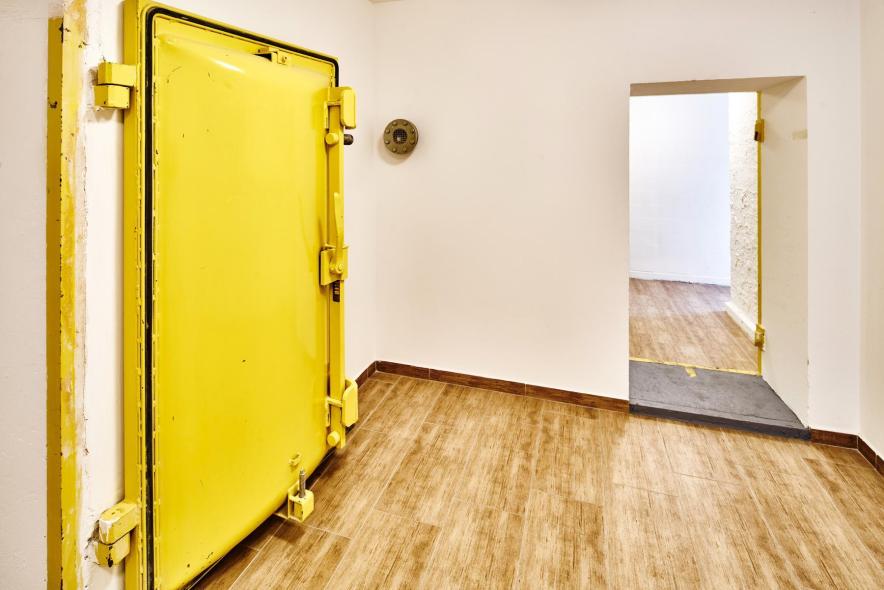 Alte Bunkertüren im Wohnhaus weisen auf die Geschichte des Gebäudes hin