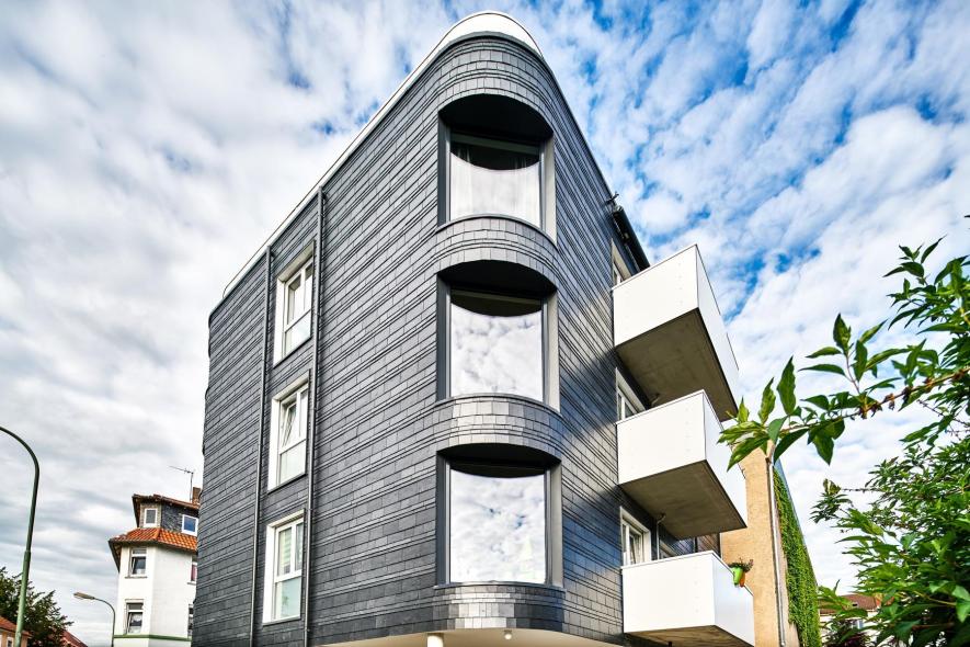 Früher Luftschutzbunker, jetzt Wohnhaus mit modernen Kunststofffenstern von PaX