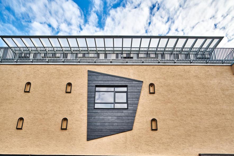 Kunststofffenster wurden farblich auf die Fassade des ehemaligen Bunkers abgestimmt