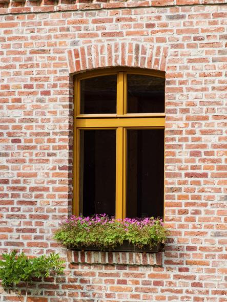 Vierflügeliges Holzfenster mit Stichbogen aus Lärche