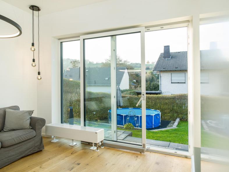 Die Terrassentür von PaX ermöglicht einen Panorama-Ausblick in den Garten 