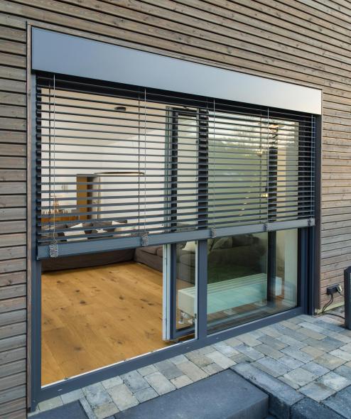 PSK-Terrassentür mit Raffstore-Jalousie in einem Einfamilienhaus in Wachtberg