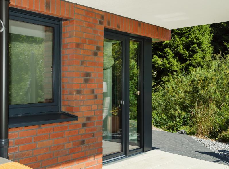 Balkontür von PaX eröffnet den Zugang und Ausblick auf die Teichanlage