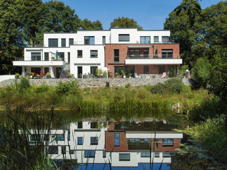 Das Mehrfamilienhaus hat dank der vorgelagerten Teichanlange eine besonders hohe Lebensqualität