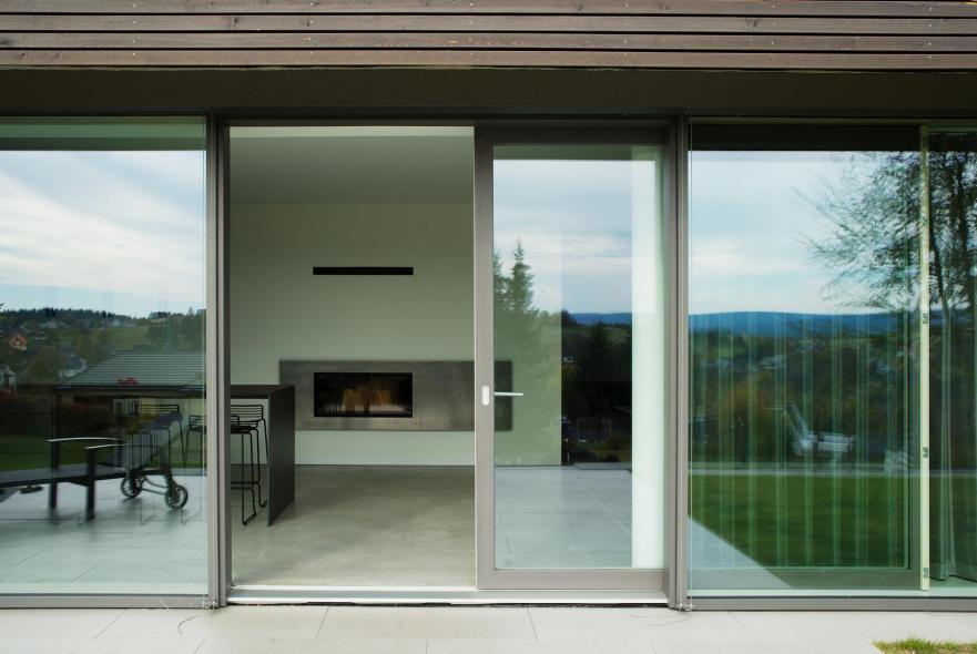 Hebeschiebetür aus Holz-Aluminium innen kalkweiß außen anthrazit