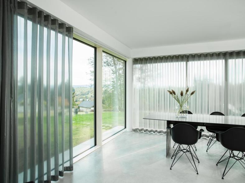 Die großzügigen Glasflächen wurden in Pfosten-Riegel-Bauweise umgesetzt