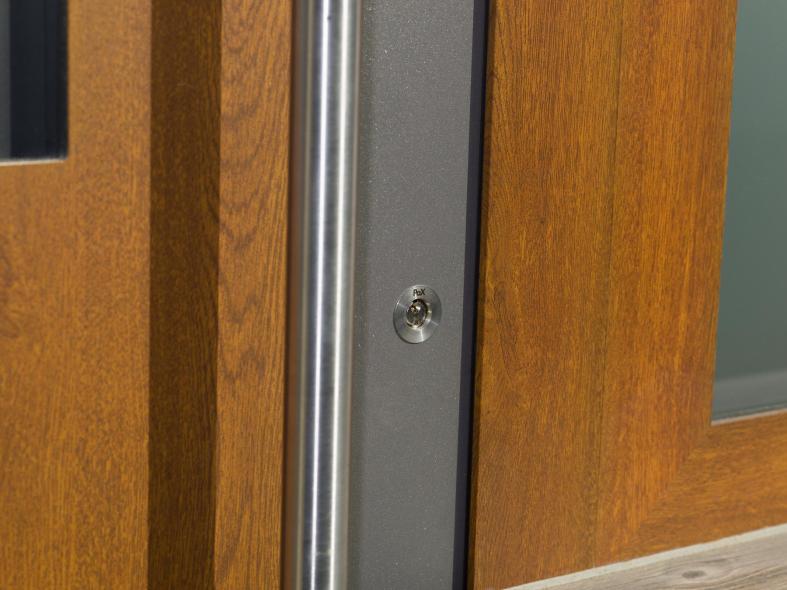 Der abgerundete Stangengriff wurde aus Edelstahl gefertigt