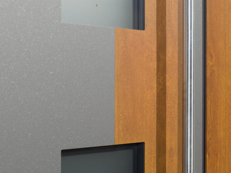 Toller Übergang von anthrazit zu Holzdekor auf der Haustür-Oberfläche