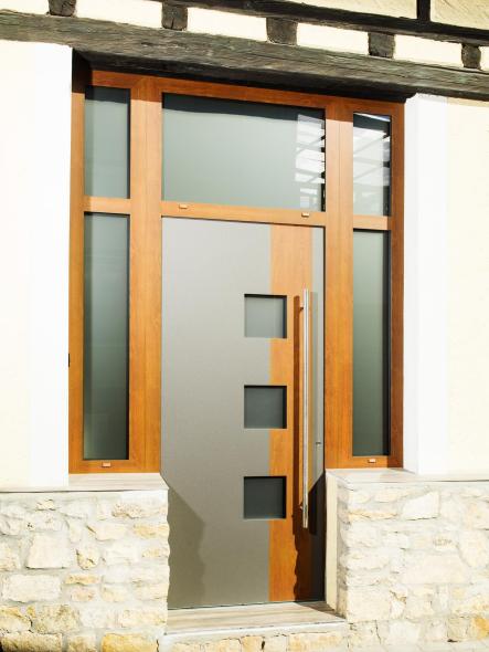 Passt gut zur Fachwerkfassade: Holzdekor und anthrazite Haustüroberfläche