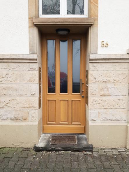 PaX Holzhaustür in Frankfurt von Reklar