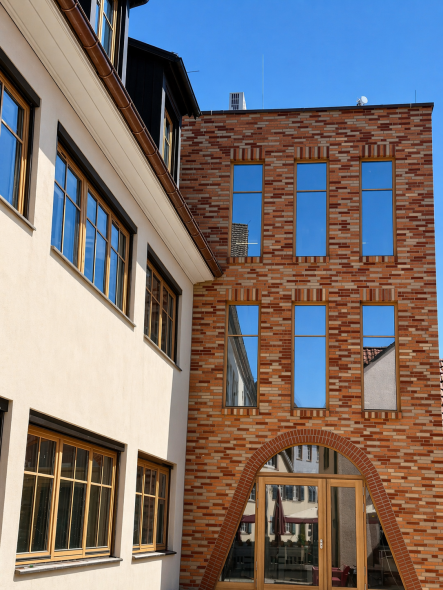 Außenansicht der Mediathek in Ettlingen mit neuen Holzfenstern PaXpremium78